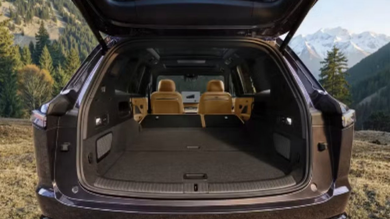 Onvo L80 boot space