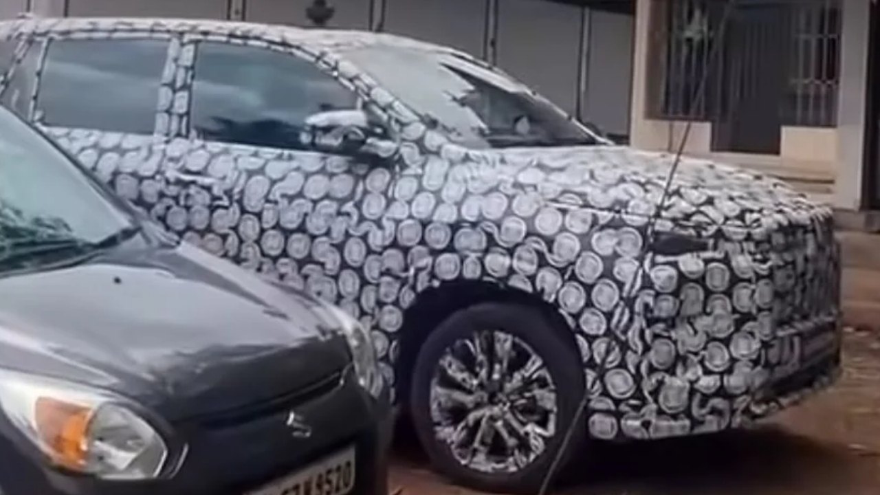 Toyota Innova Hycross Facelift Spotted for the First Time, Launch Expected in 2027