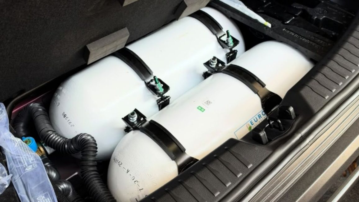 Mahindra XUV 3XO Dual CNG Cylinder