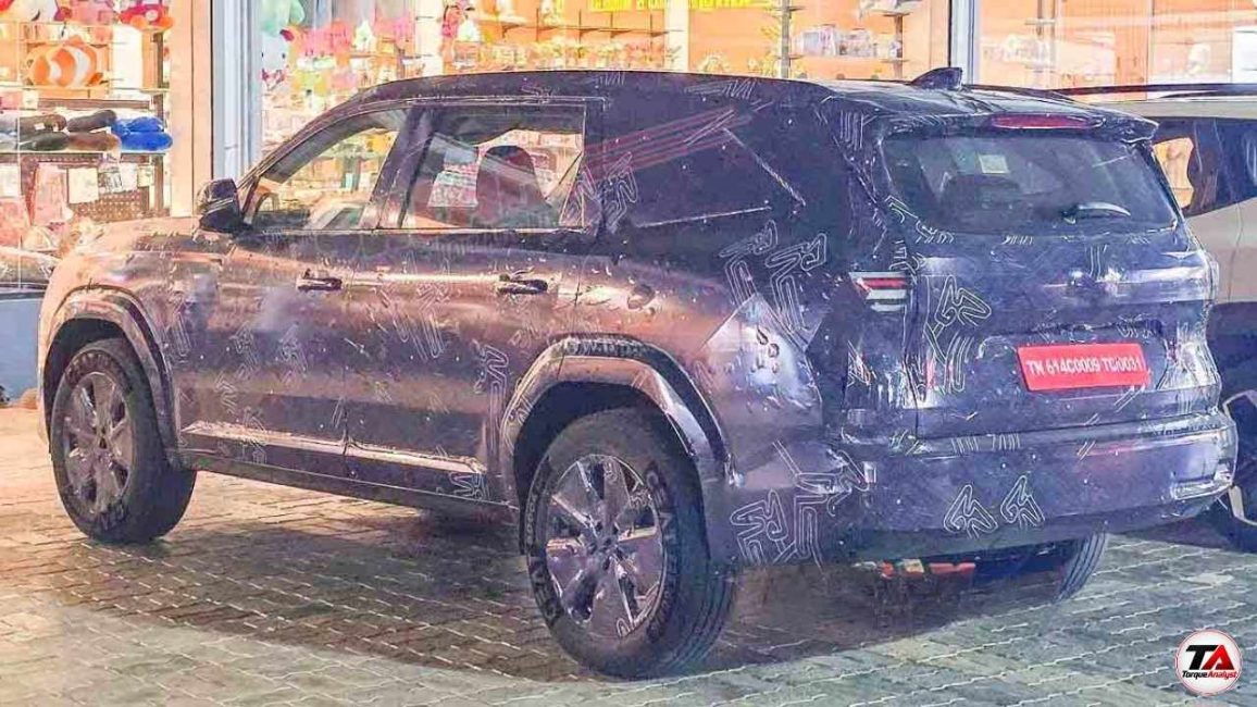 Nissan Tekton 7-Seater rear look spied